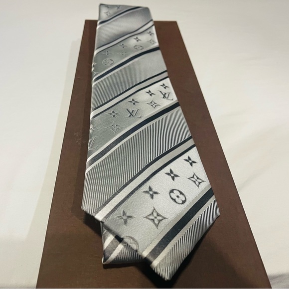 🎁HOLIDAY 25’🎁🆕💯AUTH LOUIS VUITTON LRG MONOGRAM PERLE SLVR STRIPE MOTIF TIE🔥 - Picture 5 of 14
